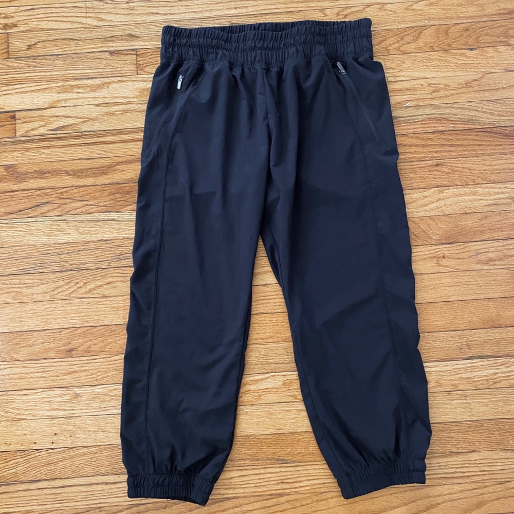 Zella Lightweight Cropped Joggers. Size Large.